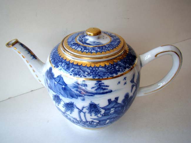 A fine 18th century British blue transfer printed teapot in the Chinese taste with gilt decoration circa 1785 